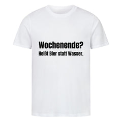 Das MarketPrint Premium Shirt "Wochenende? Heißt bier statt Wasser" ist ein unisex weißes Singlejersey T-Shirt aus weicher Bio-Baumwolle mit schwarzem Text auf weißem Hintergrund.