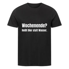 Das MarketPrint Premium Shirt "Wochenende? Heißt bier statt Wasser" ist ein schwarzes Unisex-T-Shirt aus Bio-Baumwolle mit weißem Text: Wochenende? Heißt Bier statt Wasser.