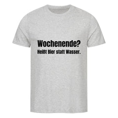 Das Premium Shirt "Wochenende? Heißt bier statt Wasser" von MarketPrint ist ein hellgraues Unisex-T-Shirt mit schwarzem Text aus weichem Bio-Baumwoll-Single-Jersey auf weißem Hintergrund.