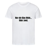 Das MarketPrint Premium Shirt "Nur ein Glas Wein" ist ein unisex weißes Singlejersey-T-Shirt aus Bio-Baumwolle mit schwarzem Text "Nur ein Glas Wein... Oder zwei." Der Text ist auf einem weißen Hintergrund abgebildet.