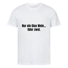 Das MarketPrint Premium Shirt "Nur ein Glas Wein" ist ein unisex weißes Singlejersey-T-Shirt aus Bio-Baumwolle mit schwarzem Text "Nur ein Glas Wein... Oder zwei." Der Text ist auf einem weißen Hintergrund abgebildet.