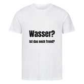 Das Premium Shirt "Wasser?" von MarketPrint ist ein schlichtes weißes Unisex Single Jersey T-Shirt mit schwarzem Text "Wasser? Ist das noch Trend?" mittig auf der Vorderseite, gefertigt aus nachhaltiger Mode für den täglichen Gebrauch.