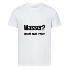 Das Premium Shirt "Wasser?" von MarketPrint ist ein schlichtes weißes Unisex Single Jersey T-Shirt mit schwarzem Text "Wasser? Ist das noch Trend?" mittig auf der Vorderseite, gefertigt aus nachhaltiger Mode für den täglichen Gebrauch.