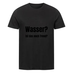 Das Premium Shirt "Wasser?" von MarketPrint: Schwarzes Unisex-Bio-Baumwollshirt mit dem Aufdruck "Wasser? Ist das noch Trend?" - die nachhaltige Wahl für alle Modefans.
