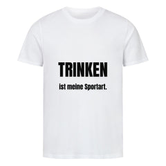 Das MarketPrint Premium Shirt "Trinken" ist ein weiches Singlejersey Unisex-T-Shirt in Weiß mit schwarzem Text auf der Vorderseite: TRINKEN ist meine Sportart. (Deutsch).