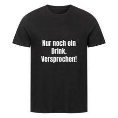 Das Premium Shirt "Nur noch einen.." von MarketPrint ist ein schwarzes Unisex-T-Shirt aus Bio-Baumwolle mit kurzen Ärmeln und dem weißen, fetten Aufdruck "Nur noch ein Drink. Versprochen!" auf der Vorderseite.