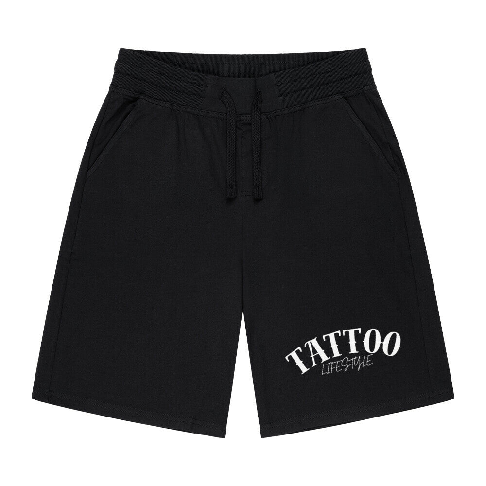 MarketPrint Shorts "Tattoo-Lifestyle": Schwarze Männer-Shorts mit Seitentaschen und "TATTOO LIFESTYLE"-Print in Weiß auf dem linken unteren Bein, flach auf weißem Grund - ideal für das sommerliche Workout oder die Freizeitkleidung.
