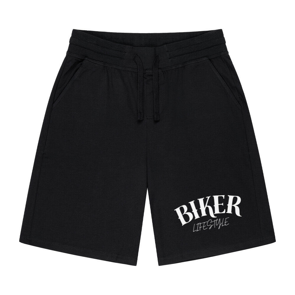 Die MarketPrint Shorts "Biker" sind schwarze Männer-Shorts mit elastischem Bund, Kordelzug und Seitentaschen. Perfekt für Fitness-Workouts, mit weißem "BIKER LIFESTYLE"-Print am linken Bein.