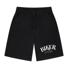 Die MarketPrint Shorts "Biker" sind schwarze Männer-Shorts mit elastischem Bund, Kordelzug und Seitentaschen. Perfekt für Fitness-Workouts, mit weißem "BIKER LIFESTYLE"-Print am linken Bein.