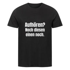Das MarketPrint Premium Shirt "Aufhören?" ist ein schwarzes Unisex-T-Shirt aus hochwertiger Bio-Baumwolle mit dem Schriftzug "Aufhören? Noch diesen einen noch." in fetter weißer Schrift auf der Vorderseite.