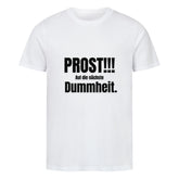 Das Premium Shirt "PROST!!!" von MarketPrint zeigt den fetten schwarzen Text "PROST!!! Auf die nächste Dummheit" mittig auf der Brust. Das weiße Unisex-T-Shirt aus weichem Single-Jersey und Bio-Baumwolle kombiniert Komfort mit einer markanten Botschaft.