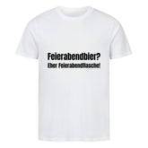 Das Premium Shirt "Feierabendbier?" von MarketPrint ist ein weißes Unisex-T-Shirt aus Bio-Baumwolle mit fett-schwarzem deutschen Text "Feierabendflasche!", gefertigt aus Singlejersey.
