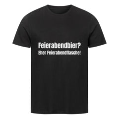 Das schwarze Premium Shirt "Feierabendbier?" von MarketPrint aus Bio-Baumwolle im Unisex-Schnitt mit weißem, zentral aufgedrucktem Text: "Feierabendbier? Eher Feierabendflasche!" - Ideal für entspannte Abende.