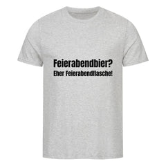 Das MarketPrint Premium Shirt "Feierabendbier?" ist ein hellgraues Unisex-T-Shirt aus Bio-Baumwolle mit mittigem schwarzen Aufdruck "Feierabendbier? Eher Feierabendflasche!" auf der Brust.