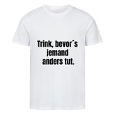 Das MarketPrint Premium Shirt "Jemand" ist ein weißes Unisex-T-Shirt aus weicher Bio-Baumwolle, das auf der Vorderseite den Slogan "Trink, bevor's jemand anders tut." in schwarzer Schrift trägt.