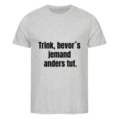 Das MarketPrint Premium Shirt "Jemand" ist ein hellgraues Unisex-T-Shirt aus weichem Bio-Baumwoll-Single-Jersey, das auf der Vorderseite den plakativen Aufdruck "Trink, bevor's jemand anders tut" trägt.
