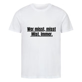 Das MarketPrint Premium Shirt "Messen" ist ein weißes Bio-Baumwolle Unisex-T-Shirt mit "Wer misst, misst Mist. Immer." in fettem schwarzem Druck auf der Brust, hergestellt aus Single Jersey Stoff für Komfort.
