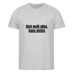 Das Premium Shirt "Chef kann nichts" von MarketPrint ist ein graues Unisex-T-Shirt aus weichem Bio-Baumwolle-Singlejersey mit "Chef weiß alles, kann nichts" in schwarzem Fettdruck auf der Vorderseite.