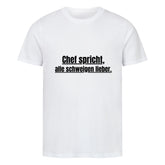 Das MarketPrint Premium Shirt "Schweigen" ist ein weißes Unisex-T-Shirt aus weicher Bio-Baumwolle mit dem fetten schwarzen Text "Chef spricht, alle schweigen lieber." mittig auf der Vorderseite gedruckt.