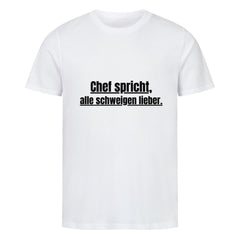 Das MarketPrint Premium Shirt "Schweigen" ist ein weißes Unisex-T-Shirt aus weicher Bio-Baumwolle mit dem fetten schwarzen Text "Chef spricht, alle schweigen lieber." mittig auf der Vorderseite gedruckt.
