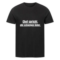 Das schwarze Premium Shirt "Schweigen" von MarketPrint besteht aus weicher Bio-Baumwolle und zeigt zentral den weißen Text: "Chef spricht, alle schweigen lieber." Hochwertiger Singlejersey sorgt für optimalen Komfort.