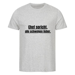 Das MarketPrint Premium Shirt "Schweigen" ist ein hellgraues Unisex-T-Shirt aus weicher Singlejersey Bio-Baumwolle mit dem fetten schwarzen Text: Chef spricht, alle schweigen lieber. quer über die Brust.