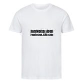 Das MarketPrint Premium Shirt "Regel" ist ein unifarbenes weißes Single-Jersey-T-Shirt mit dem fetten schwarzen Text "Handwerker-Regel Passt schon, hält schon" auf der Vorderseite. Unisex-Schnitt aus hochwertiger Bio-Baumwolle für optimalen Tragekomfort.