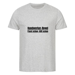 Das Premium Shirt "Regel" von MarketPrint ist ein hellgraues Unisex-T-Shirt aus Bio-Baumwolle mit schwarzem "Handwerker-Regel Passt schon, hält schon"-Text auf der Brust und wird vor weißem Hintergrund präsentiert.