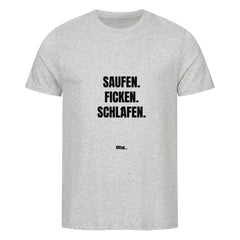 Das Premium Shirt "Saufen" von MarketPrint ist ein hellgraues Unisex-T-Shirt aus Bio-Baumwolle. Es hat einen fetten schwarzen vertikalen Text: SAUFEN. FICKEN. SCHLAFEN., mittig auf der Vorderseite, mit einem kleinen Alltag_-Logo unterhalb des Hauptdrucks.