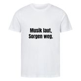 Das MarketPrint Premium Shirt "Sorgen" ist ein weißes Unisex-T-Shirt aus Bio-Baumwolle, das auf der Vorderseite in fetter schwarzer Schrift "Musik laut, Sorgen weg." zeigt.