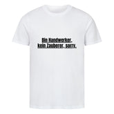 Das Premium Shirt "Zauberer" von MarketPrint ist ein unisex weißes Bio-Baumwollshirt mit deutschem Text: Bin Handwerker, kein Zauberer, sorry. Das Singlejersey-Shirt wird vor weißem Hintergrund gezeigt.
