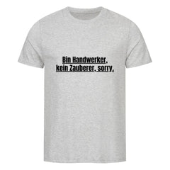 Das MarketPrint Premium Shirt "Zauberer" ist ein hellgraues unisex Kurzarm Singlejersey T-Shirt mit schwarzem Text: Bin Handwerker, kein Zauberer, sorry. Dargestellt auf einem schlichten weißen Hintergrund.