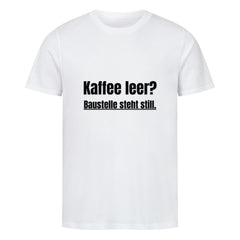 Das Premium Shirt "Steht Still" von MarketPrint ist ein schlichtes weißes Unisex-T-Shirt aus weicher Bio-Baumwolle mit schwarzem Text "Kaffee leer? Baustelle steht still." mittig auf der Vorderseite.