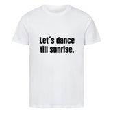 Das MarketPrint Premium Shirt "Let's Dance" ist ein weißes Unisex-T-Shirt aus weicher Bio-Baumwolle mit dem Aufdruck "Lets dance till sunrise." in fetten schwarzen Buchstaben auf der Vorderseite.