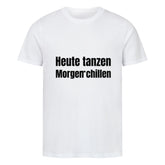 Das Premium Shirt "Chillen" von MarketPrint ist ein weißes Unisex-Bio-Baumwollshirt mit dem deutschen Aufdruck "Heute tanzen Morgen chillen" in kräftigen schwarzen Buchstaben auf der Brust.