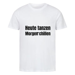 Das Premium Shirt "Chillen" von MarketPrint ist ein weißes Unisex-Bio-Baumwollshirt mit dem deutschen Aufdruck "Heute tanzen Morgen chillen" in kräftigen schwarzen Buchstaben auf der Brust.