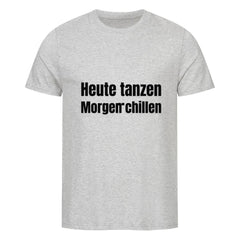 Das MarketPrint Premium Shirt "Chillen" ist ein hellgraues Unisex-T-Shirt aus Bio-Baumwolle mit schwarzem Text in der Mitte: "Heute tanzen Morgen chillen" auf der Vorderseite.