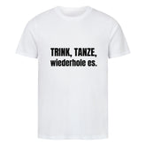 Das MarketPrint Premium Shirt "Trink!" ist ein weißes Unisex-T-Shirt aus Bio-Baumwolle mit dem Schriftzug "TRINK, TANZE, wiederhole es." in fetter schwarzer Schrift auf der Vorderseite, gefertigt aus angenehmem Singlejersey-Stoff.