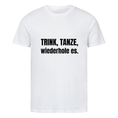 Das MarketPrint Premium Shirt "Trink!" ist ein weißes Unisex-T-Shirt aus Bio-Baumwolle mit dem Schriftzug "TRINK, TANZE, wiederhole es." in fetter schwarzer Schrift auf der Vorderseite, gefertigt aus angenehmem Singlejersey-Stoff.