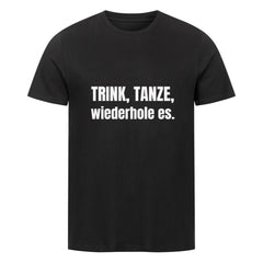 Das MarketPrint Premium Shirt "Trink!" ist ein schwarzes Unisex-T-Shirt aus weicher Singlejersey Bio-Baumwolle, das mit TRINK, TANZE, wiederhole es. in fetten weißen Buchstaben auf der Vorderseite für dauerhaften Komfort und Stil sorgt.