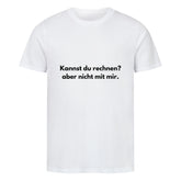 Das MarketPrint Premium Shirt "Rechnen" ist ein schlichtes weißes Unisex-T-Shirt aus Bio-Baumwolle mit schwarzem Text in der Mitte: "Kannst du rechnen? aber nicht mit mir." Der Text wird auf einem leeren Hintergrund dargestellt.
