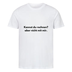 Das MarketPrint Premium Shirt "Rechnen" ist ein schlichtes weißes Unisex-T-Shirt aus Bio-Baumwolle mit schwarzem Text in der Mitte: "Kannst du rechnen? aber nicht mit mir." Der Text wird auf einem leeren Hintergrund dargestellt.