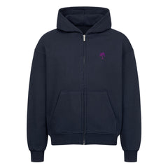 Der Oversized Zipper Hoodie "Sonnenuntergang" von MarketPrint kommt in marineblau, mit kleinem lilafarbenem Palmenlogo, Beuteltasche vorne, Rippbündchen an Ärmeln und Saum, verstellbarer Kapuze, und ist aus 100% Baumwolle für hohen Tragekomfort.