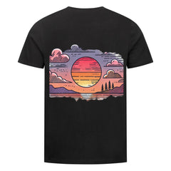 Das Premium-Shirt "Palme-Sonnenuntergang" von MarketPrint ist ein schwarzes Unisex-T-Shirt aus Bio-Baumwolle mit einer leuchtenden Sonnenuntergangsgrafik in Pink, Orange und Lila mit Sonne, Wolken, Bergen und Bäumen auf der Rückseite.