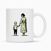 Die Tasse "Mutter-Sohn" von MarketPrint ist eine weiße Keramiktasse mit Duraglaze-Beschichtung und zeigt die schlichte Illustration einer Frau im langen Kleid, die Hand in Hand mit einem Kind nebeneinander steht.