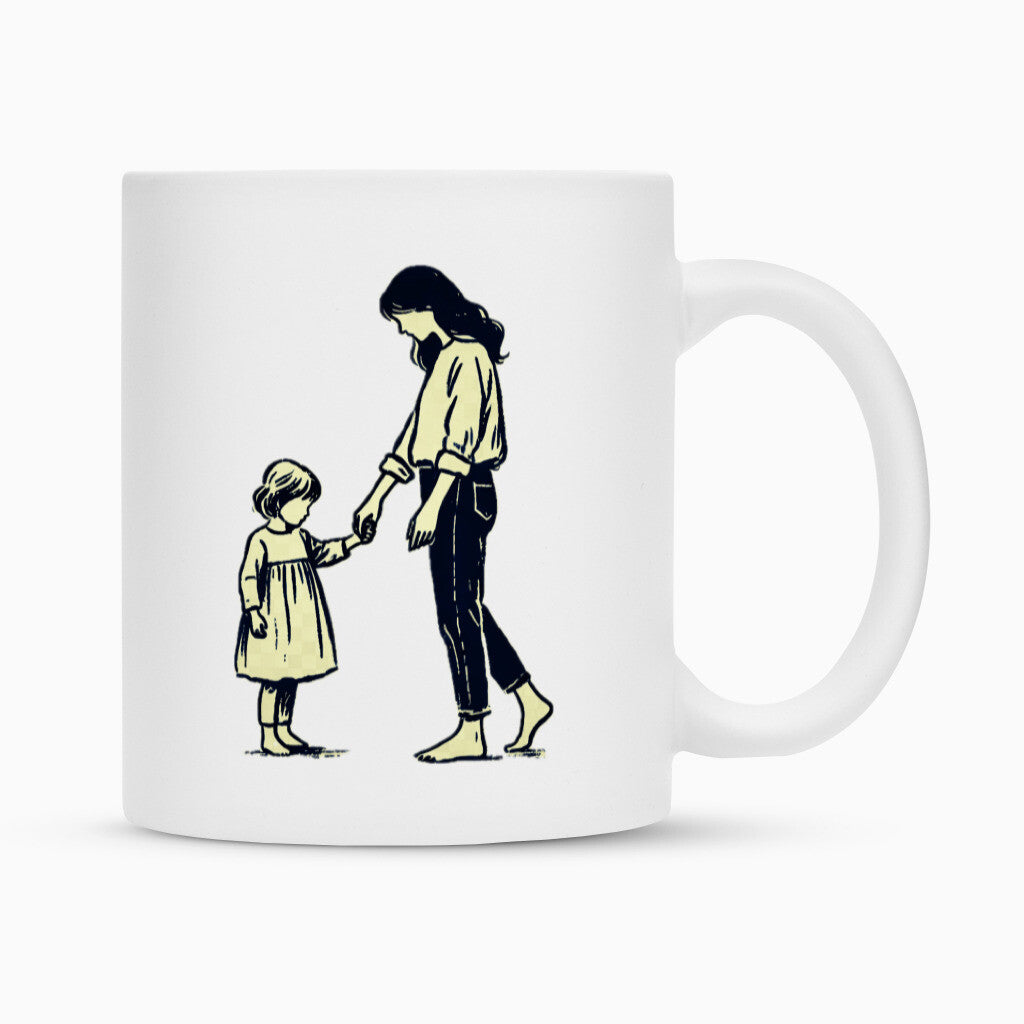 Die Tasse "Mutter-Tochter" von MarketPrint ist eine weiße Keramiktasse mit einer Schwarz-Weiß-Illustration einer erwachsenen Frau und eines jungen Mädchens, die sich barfuß an den Händen halten. Die Tasse ist mit einer Duraglaze-Beschichtung für dauerhaften Glanz versehen.