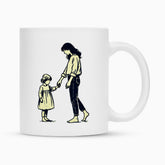 Die Tasse "Mutter-Tochter" von MarketPrint ist eine weiße Keramiktasse mit einer Schwarz-Weiß-Illustration einer erwachsenen Frau und eines jungen Mädchens, die sich barfuß an den Händen halten. Die Tasse ist mit einer Duraglaze-Beschichtung für dauerhaften Glanz versehen.