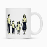Die Tasse Eltern "Sohn-Tochter" von MarketPrint ist eine weiße Keramiktasse mit schlichter Linienzeichnung von zwei Erwachsenen und zwei Kindern, die Händchen halten - besonders langlebig durch hochwertige Duraglaze-Beschichtung.