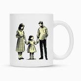 Die Tasse "Eltern-Tochter" von MarketPrint ist eine weiße Keramiktasse mit Duraglaze-Beschichtung und einem schlichten, einfarbigen Motiv von zwei Erwachsenen und einem Kind, die nebeneinander stehen und nach vorne blicken.