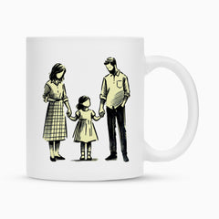 Die Tasse "Eltern-Tochter" von MarketPrint ist eine weiße Keramiktasse mit Duraglaze-Beschichtung und einem schlichten, einfarbigen Motiv von zwei Erwachsenen und einem Kind, die nebeneinander stehen und nach vorne blicken.